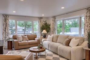 TV, books - Welcome to the secluded waterfront oasis (Millington)