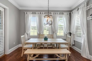 Dining - Villa Lago - Emerald Isle (Miramar Beach)