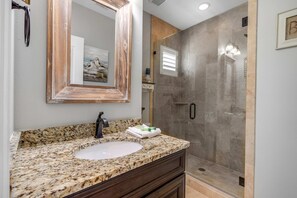Shower, towels - Villa Lago - Emerald Isle (Miramar Beach)
