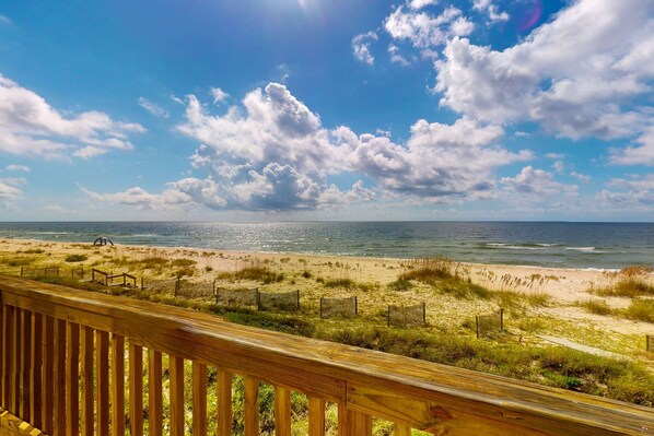 On the beach - Gorgeous private home with gulf views, dog-friendly & community pool (St. George Island)