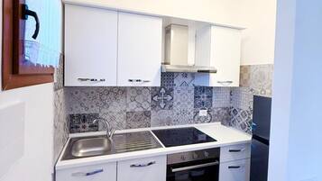 Frigorifero, microonde, piano cottura, macchina per tè/caffè