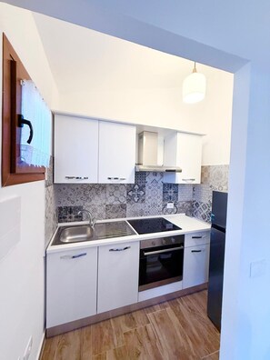 Een koelkast, een microgolfoven, een kookplaat