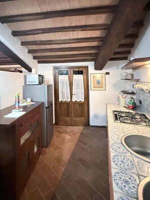 Een koelkast, een microgolfoven, een kookplaat, een vaatwasser