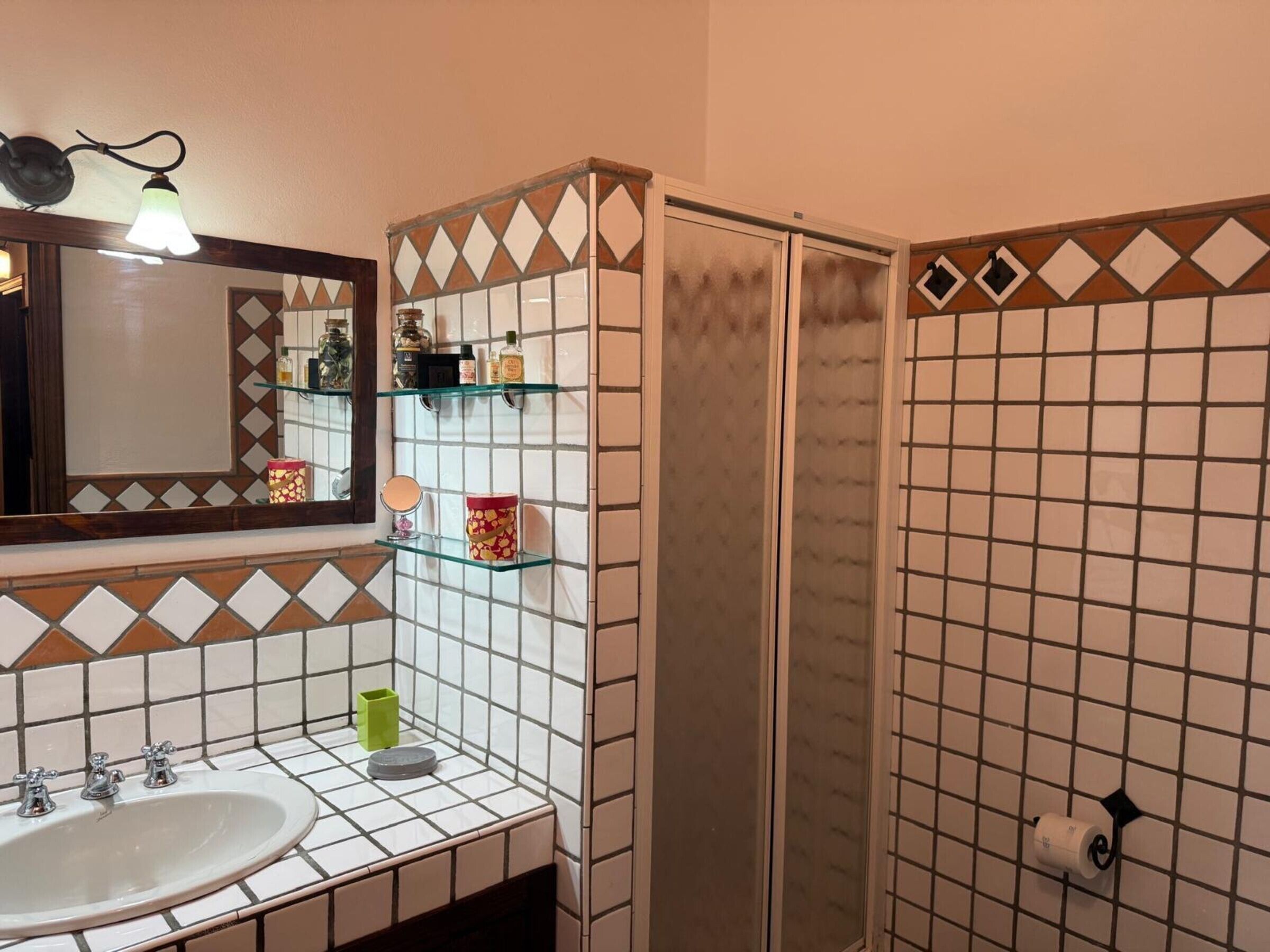 Chuveiro, toalhas de banho