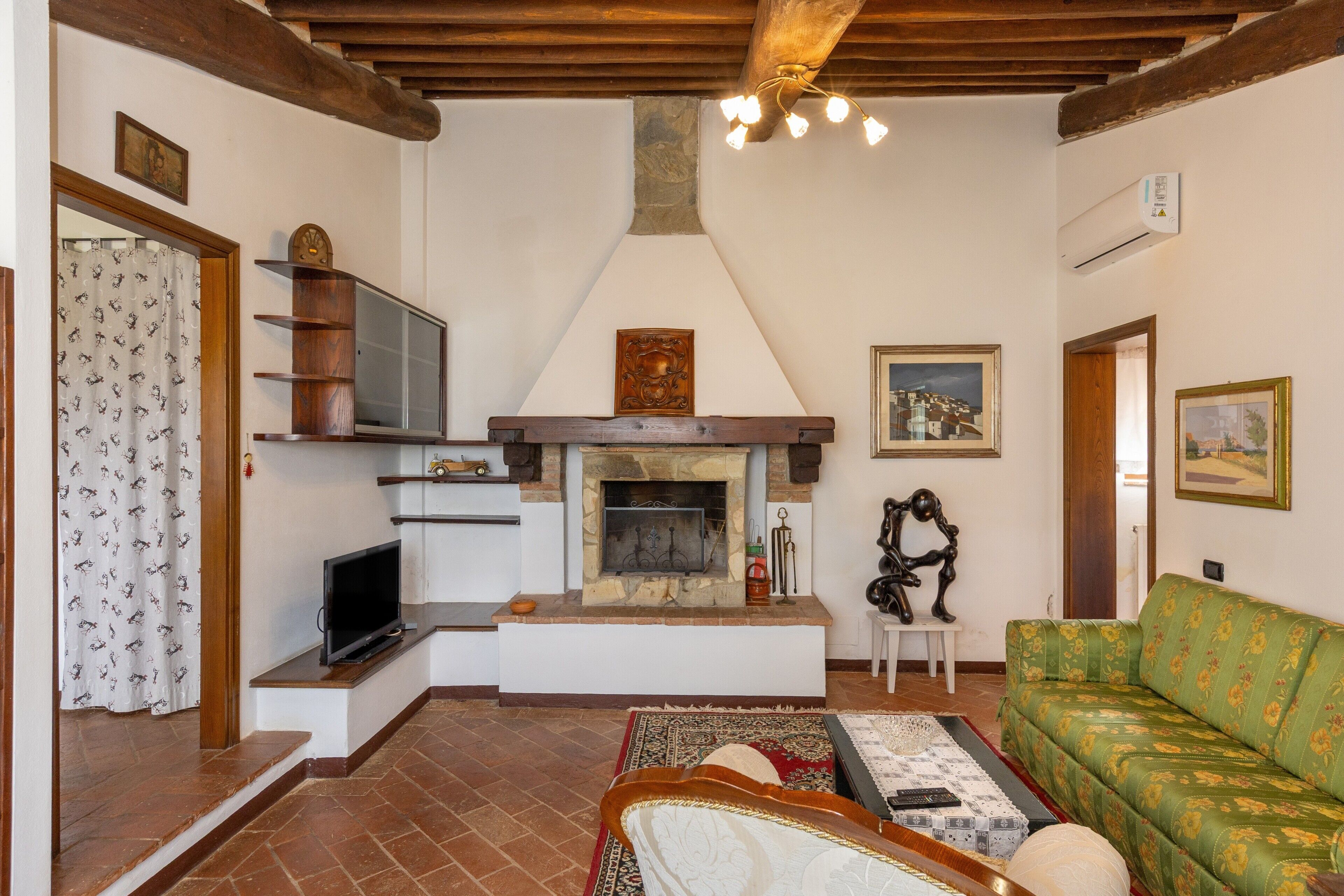 TV, caminetto, tavolo da ping pong