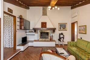 TV, caminetto, tavolo da ping pong