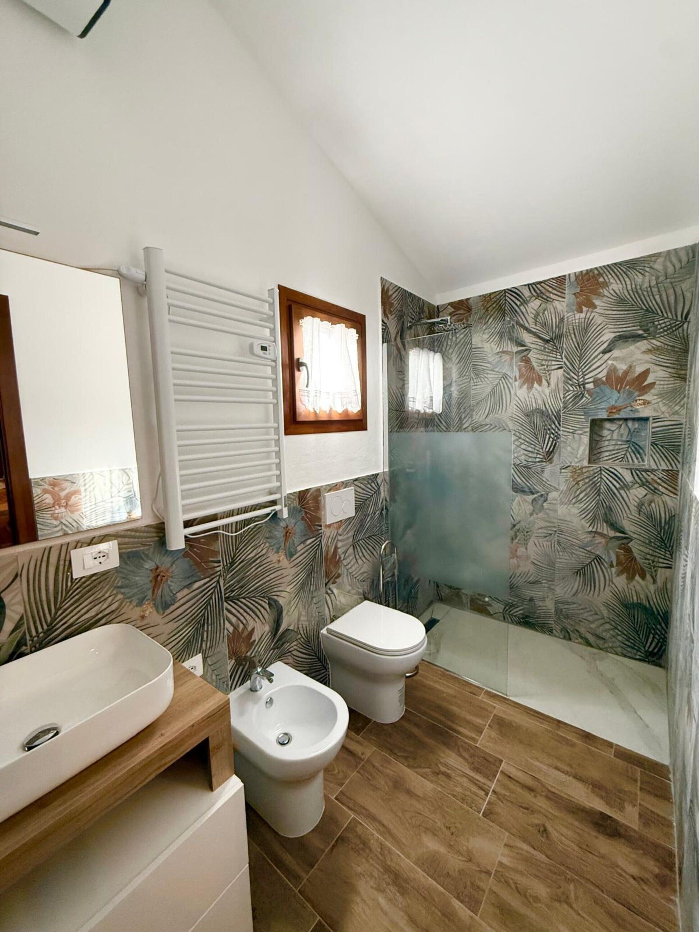 Chuveiro, toalhas de banho