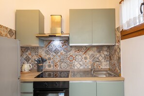 Kühlschrank, Mikrowelle, Herdplatte, Wasserkocher mit Kaffee-/Teezubehör