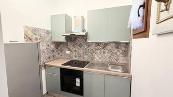 Refrigerador, microondas, placa de cocina, cafetera/tetera