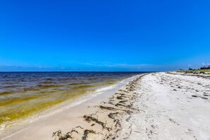 Beach nearby - Family-Friendly Getaway w/ a Large Balcony & Patio - Steps from the Sand (Port St. Joe)