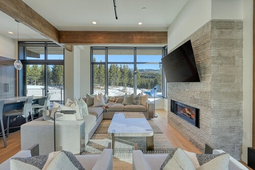 NEW! 234 LakeLodge 4-Bedroom Condo with Pool and Mountain view