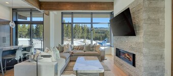 NEW! 234 LakeLodge 4-Bedroom Condo with Pool and Mountain view