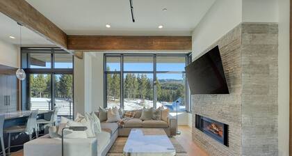 NEW! 234 LakeLodge 4-Bedroom Condo with Pool and Mountain view