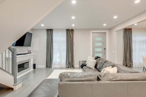 Unclassified image, 5 of 49, button - NEW! 5BR Villa Rose Near Tobyhanna State Park (Tobyhanna)