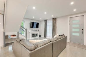 Unclassified image, 3 of 49, button - NEW! 5BR Villa Rose Near Tobyhanna State Park (Tobyhanna)