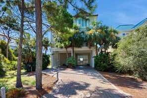 Property grounds - Beachfront home with a pool, game room, deck, grill, washer&dryer & central AC (St. George Island)