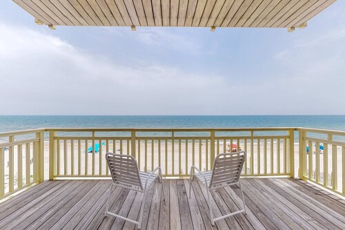 Gorgeous beachfront home - washer/dryer, deck & central AC - community pool