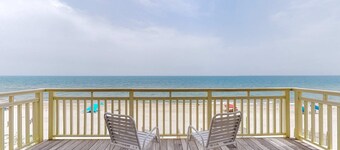 Gorgeous beachfront home - washer/dryer, deck & central AC - community pool