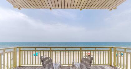 Gorgeous beachfront home - washer/dryer, deck & central AC - community pool