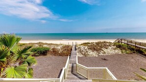 A wooden pathway leading to a beach with a clear view of the ocean. - Gorgeous beachfront home - washer/dryer, deck & central AC - community pool (St. George Island)