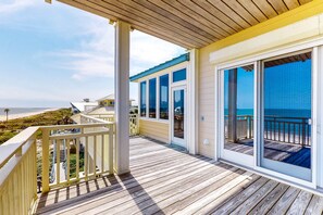 Property grounds - Gorgeous beachfront home - washer/dryer, deck & central AC - community pool (St. George Island)