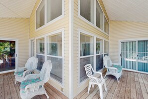 Terrace/patio - Snowbird-friendly home near the beach with deck, outdoor shower, W/D (St. George Island)