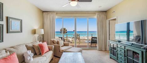 Televisie, een dvd-speler en een kantoor