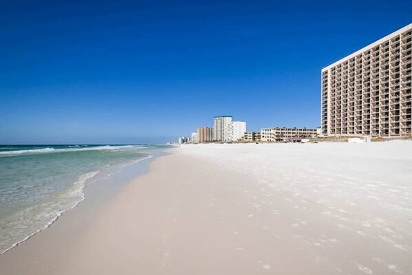 On the beach - Beautiful Condo, Multiple on-site pools w/ hot tub & splash pad (Destin)