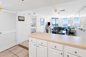 1 bedroom, iron/ironing board, internet, bed sheets - Beautiful Condo, Multiple on-site pools w/ hot tub & splash pad (Destin)