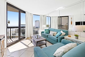TV, DVD player, offices - Beautiful Condo, Multiple on-site pools w/ hot tub & splash pad (Destin)
