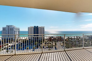Property grounds - Inviting & bright condo w/shared on-site amenities - walk to the beach (Destin)