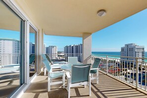 Outdoor dining - Inviting & bright condo w/shared on-site amenities - walk to the beach (Destin)