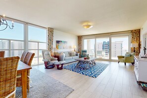 TV, DVD player, offices - Inviting & bright condo w/shared on-site amenities - walk to the beach (Destin)