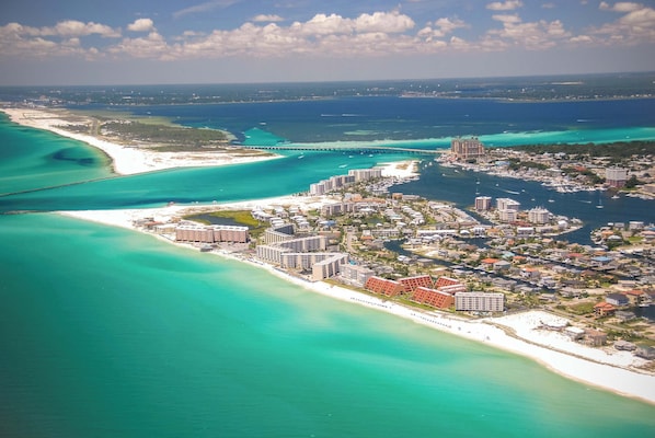 Beach nearby - Inviting & bright condo w/shared on-site amenities - walk to the beach (Destin)