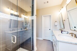 Shower, hair dryer, towels - Snowbird-friendly home in gated community with hot tub, pool, balcony, & grill (Destin)