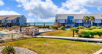 Dog-friendly, poolside townhouse w/community pool, grills, deck, beach gear, AC