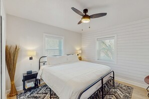 2 bedrooms, WiFi, bed sheets - Great, dog-friendly home with Gulf views, shared pool, just steps from the Gulf (St. George Island)