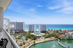 Property grounds - Beach-view penthouse condo with stunning water views, on-site pool & hot tub (Destin)