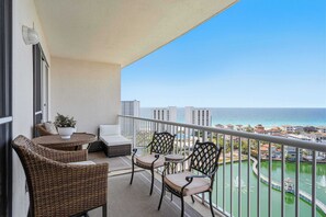Terrace/patio - Beach-view penthouse condo with stunning water views, on-site pool & hot tub (Destin)