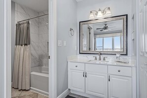 Shower, towels - Beach-view penthouse condo with stunning water views, on-site pool & hot tub (Destin)