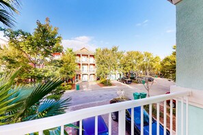 Property grounds - Gorgeous Home with Shared Pool & Hot Tub, High-Speed WiFi, W/D, and Central AC (Destin)