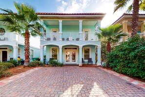 Exterior - Gorgeous Home with Shared Pool & Hot Tub, High-Speed WiFi, W/D, and Central AC (Destin)