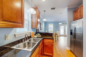 Fridge, microwave, oven, stovetop - Gorgeous Home with Shared Pool & Hot Tub, High-Speed WiFi, W/D, and Central AC (Destin)