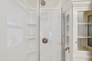 Dusche, Haartrockner, Handtücher