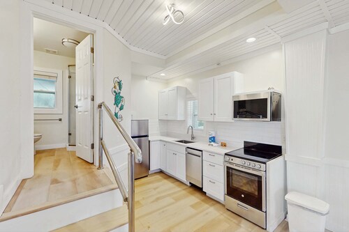 Gorgeous coastal home with full kitchen, close to beach