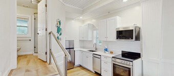 Gorgeous coastal home with full kitchen, close to beach