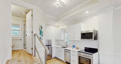 Gorgeous coastal home with full kitchen, close to beach