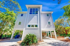 Exterior - Beautiful home near the beach with community pool, gym, tennis (St. George Island)