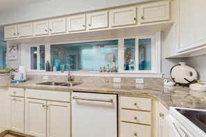 Fridge, microwave, oven, stovetop - Gulf-view condo with balcony, outdoor pool, gym, tennis, AC - snowbird-friendly (Destin)