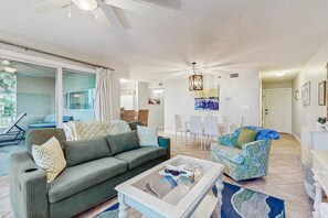 TV, offices - Gulf-view condo with balcony, outdoor pool, gym, tennis, AC - snowbird-friendly (Destin)